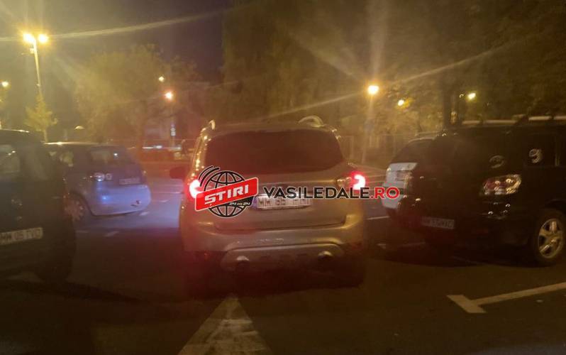 BAIA MARE: A lovit două mașini în parcare și a plecat liniștit. Martorii susțin că e beat (FOTO)