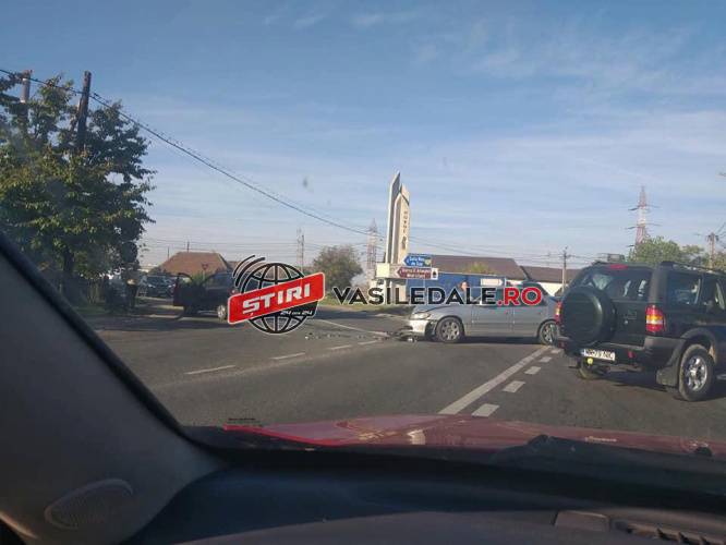 ULTIMA ORĂ: Accident rutier la intrarea în Baia Mare, cu trei maşini implicate (FOTO)