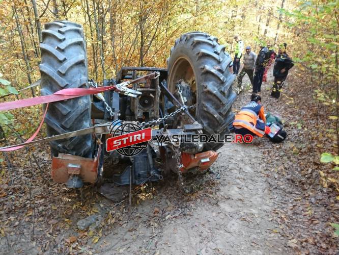 INTERVENŢIE LA COROIENI: Persoană decedată după ce a căzut tractorul peste el (FOTO)