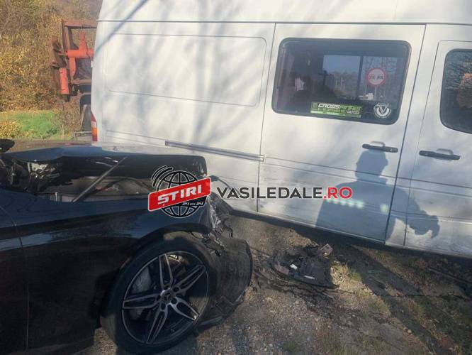 FOTO EXCLUSIV: Două maşini dintr-o coloana oficiala, implicate într-un accident rutier la Buciumi
