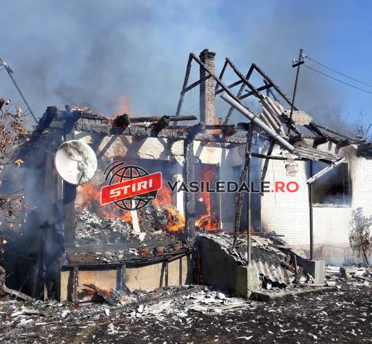 GALERIE FOTO EXCLUSIV: La un pas de explozie. Gospodărie mistuită de foc la Șurdești