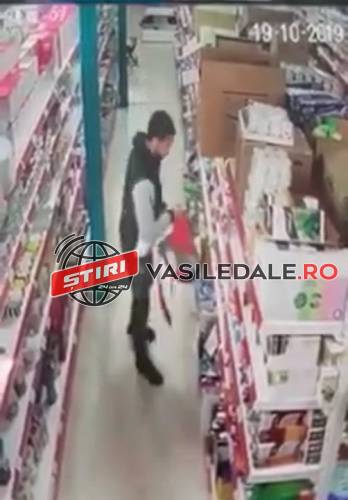 ÎL CUNOAŞTE CINEVA? Surprins de camerele de supraveghere în timp ce fura produse cosmetice dintr-un magazin din Baia Mare