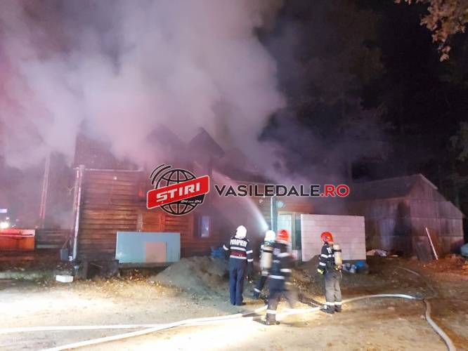 FOTO, VIDEO EXCLUSIV / ACTUALIZARE: Incendiu violent în Maramureş! Arde cabana de la Pădurea Stejarul