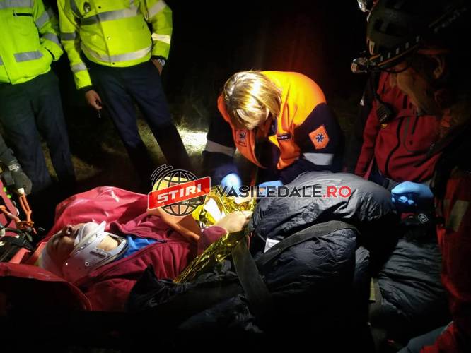 ACŢIUNE ÎN ŢIBLEŞ: Salvamontiştii au salvat un turist căzut în râpă (FOTO)