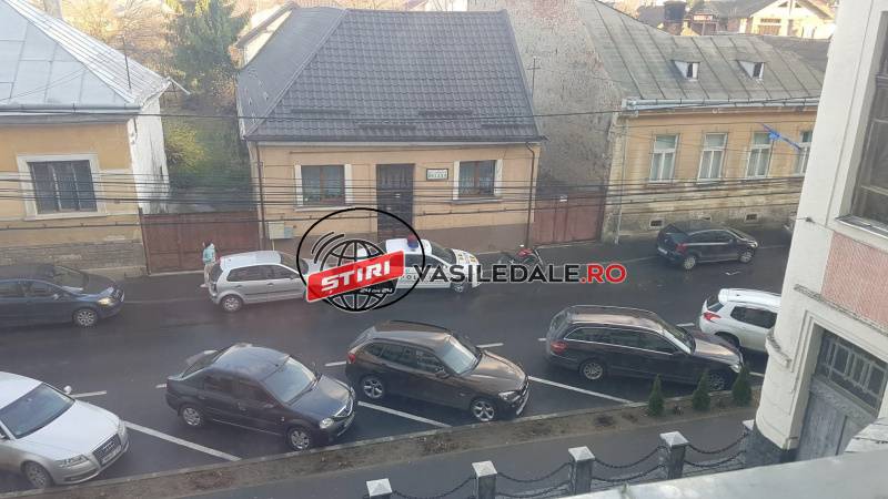 SIGHETU MARMAŢIEI: Un polițist a parcat autospeciala de serviciu direct într-un coș de gunoi (FOTO)