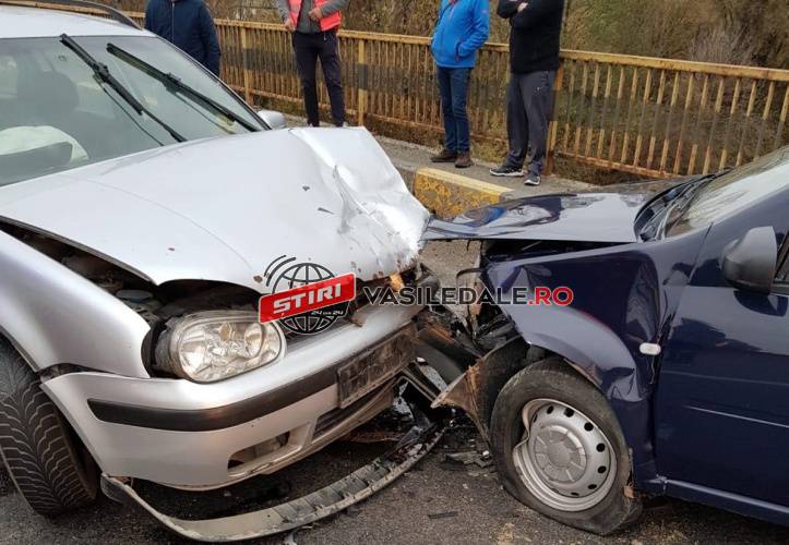 CNADNR VA RĂSPUNDE? O gropă din carosabil – 6 persoane rănite într-un accident produs între Recea și Lăpușel (GALERIE FOTO)