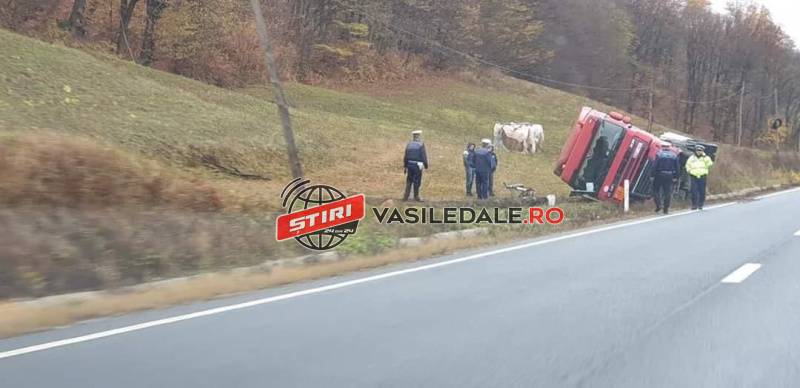 PERICOL PE MESTEACĂN / ACTUALIZARE: O cisternă cu argon lichid s-a răsturnat în şanţ (FOTO, VIDEO)