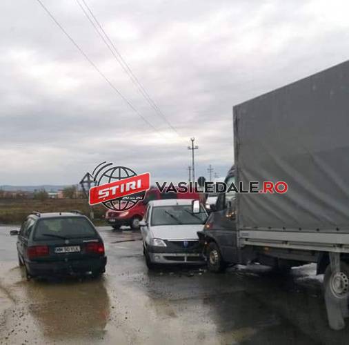 ACCIDENTE ÎN JUDEŢ: Impact la Mocira, coliziune între o ambulanţă privată şi un Logan în Baia Mare (FOTO)