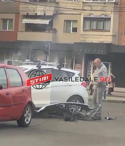 VINEREA ACCIDENTELOR ÎN BAIA MARE: Impact între două maşini pe Bd. Bucureşti (FOTO, VIDEO)