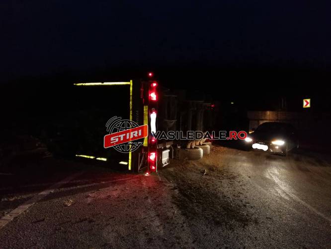 BISTRIŢA NĂSĂUD: TIR din Maramureş, răsturnat pe mijlocul şoselei (GALERIE FOTO)