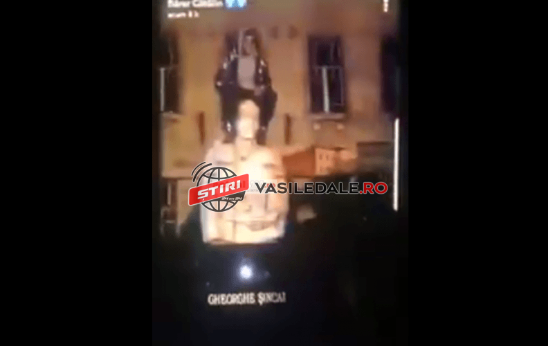 REVOLTĂTOR ÎN BAIA MARE: Statuia lui Gheorghe Șincai, vandalizată de mai mulţi tineri (VIDEO)