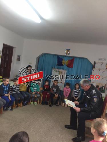 POLIŢIST DE GRĂDINIŢĂ: Oamenii legii, în dialog cu prichindeii
