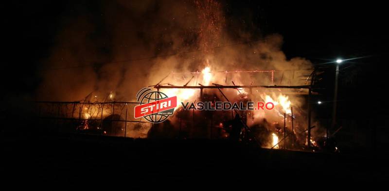 FOTO / ACTUALIZARE: Un depozit de furaje din Mireşu Mare s-a făcut scrum