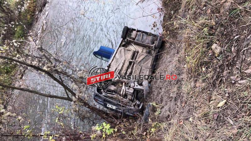 ACTUALIZARE / FOTO EXCLUSIV: O maşină a plonjat în râul Ruscova la Repedea. Patru persoane în mașină