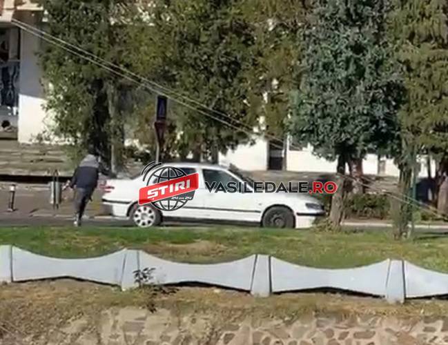 FOTO/VIDEO: Tânără de 17 ani, răpită din fața secției de votare şi urcată într-o maşină, în Baia Mare. Vezi momentul răpirii (ACTUALIZARE)