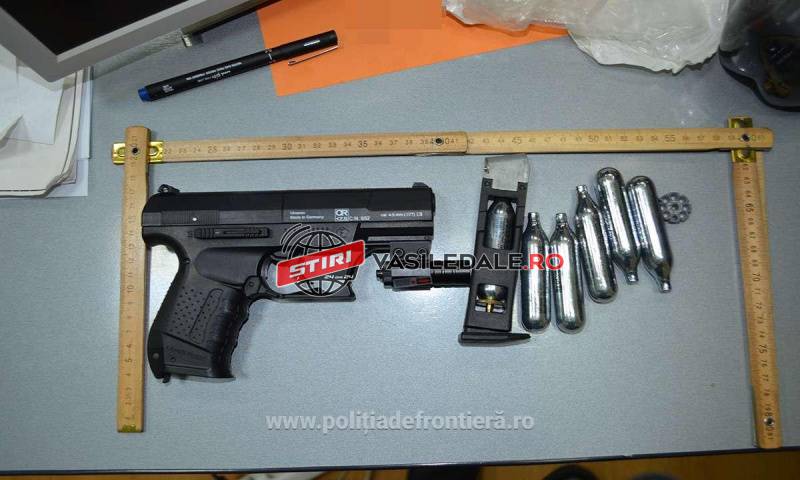 DEŢINUT ILEGAL: Pistol neletal găsit de poliţiştii de frontieră la un borșean de 18 ani