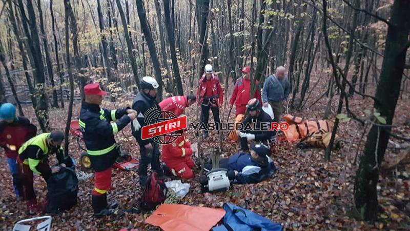 ACŢIUNE DE SALVARE / ACTUALIZARE: Salvamontiştii recuperează o femeie care a căzut şi şi-a rupt piciorul în zona Cerneşti (GALERIE FOTO)