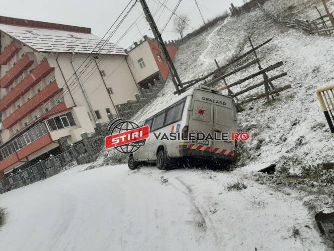 EXCLUSIV: Un microbuz cu elevi navetiști a ajuns în șanț, în Borșa (GALERIE FOTO)