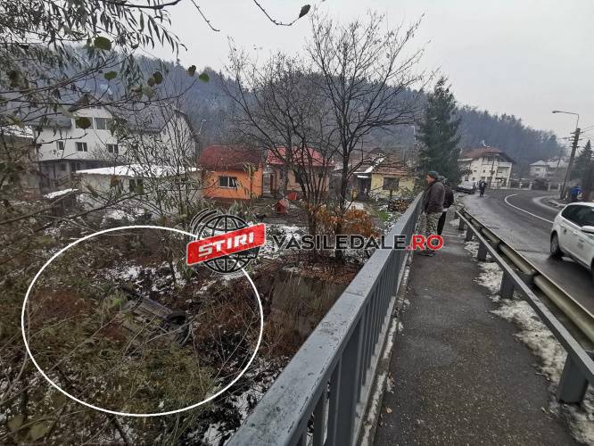ACTUALIZARE – O mașina a zburat în râul Firiza în cartierul Ferneziu din Baia Mare (FOTO)