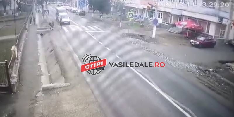 EXCLUSIV CAMERĂ SUPRAVEGHERE / LA UN PAS DE MOARTE – Două fetițe și o femeie au scăpat ca prin urechile acului dintr-un accident, în Șomcuta Mare
