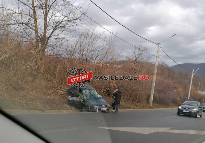 ACCIDENT PE DN 1C: O mașină a ajuns în șanț, în zona Dealul Dura (FOTO)