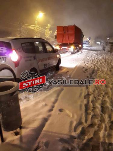 ÎNCĂ UNUL DIN CAUZA NEATENŢIEI: Mașină de transport dializă, implicată într-un accident pe strada Oborului (FOTO)