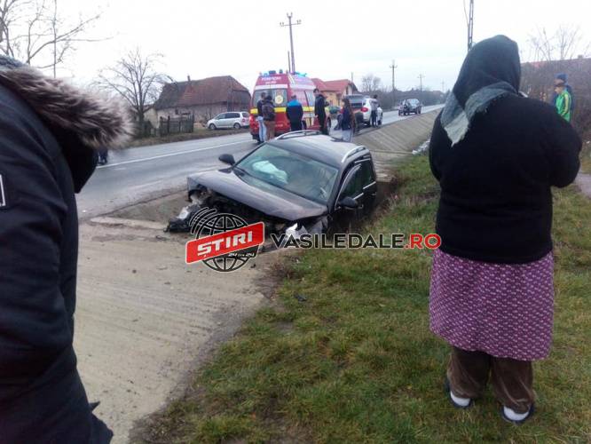 IMPACT VIOLENT ÎN SATU MARE: Patru tineri au ajuns la spital, după ce maşina în care se aflau s-a izbit de un cap de pod (FOTO)