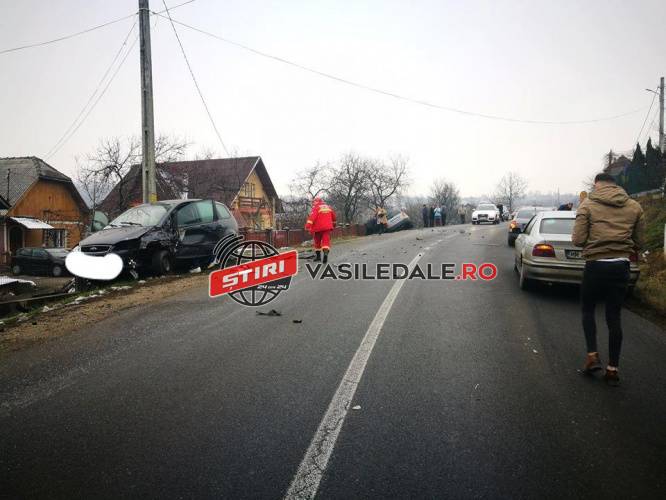 ACCIDENT ÎN GROȘI – Două mașini s-au făcut praf. Poliția și pompierii SMURD intervin (Galerie foto/actualizare)