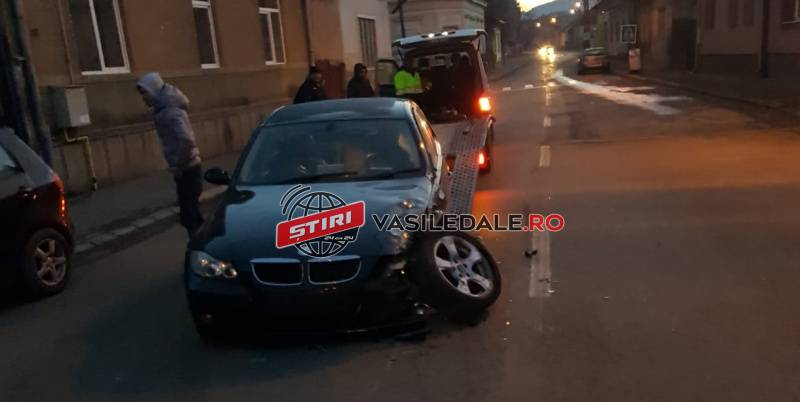 EXCLUSIV GALERIE FOTO – NEBUNIE PE ȘOSELE: A intrat cu BMW-ul în două mașini. Șoferul a fugit de la fața locului (ACTUALIZARE)