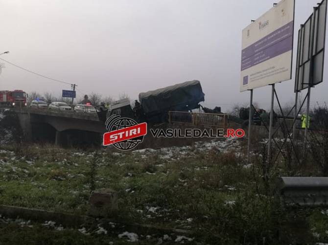 ACCIDENT LA INTRARE ÎN DEJ / ACTUALIZARE: Un camion al Armatei, care tracta un tun, la un pas să cadă în gol de pe un pod (GALERIE FOTO)