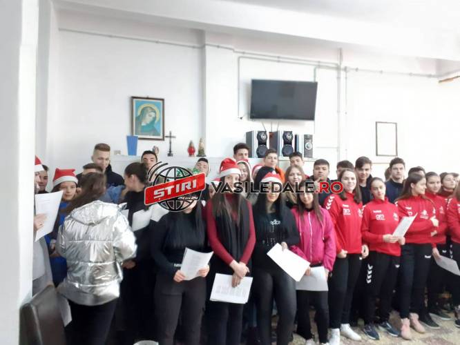 ÎN PRAG DE SĂRBĂTORI: Bunicii de la Căminul de Bătrâni din Baia Sprie au primit daruri de la elevii Colegiului Tehnic „Anghel Saligny” (FOTO)