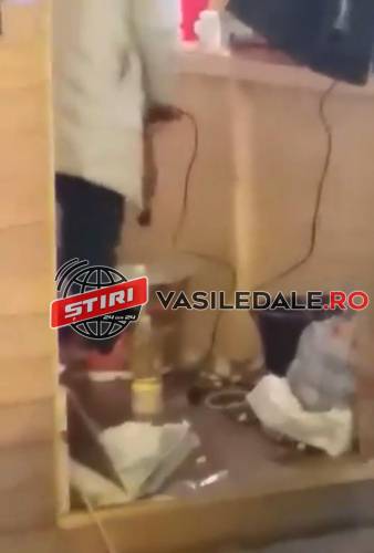 DOI ANI LA RÂND: Un comerciant de la Târgul de Crăciun folosește bormașina pentru prepararea aluatului, direct pe jos (VIDEO)