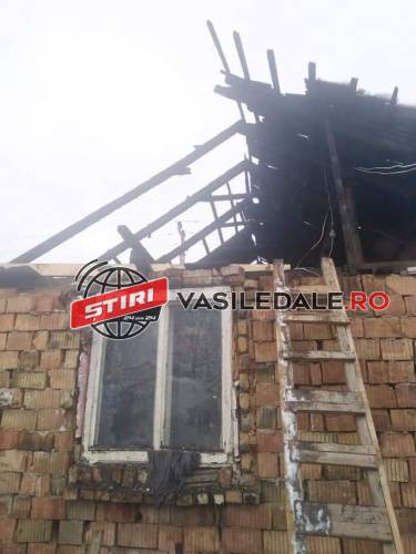 INCENDIU TĂUȚII DE SUS: Cinci copii orfani de mamă au rămas fără un acoperiș deasupra capului după ce le-a luat foc casa (foto)