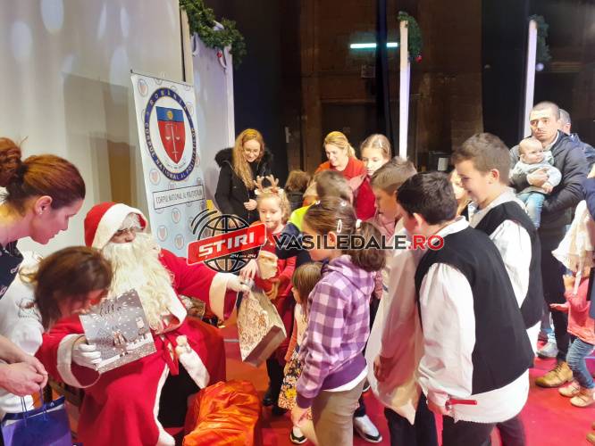 ÎN SPIRITUL SĂRBĂTORILOR: Poliţiştii maramureşeni, la colindat