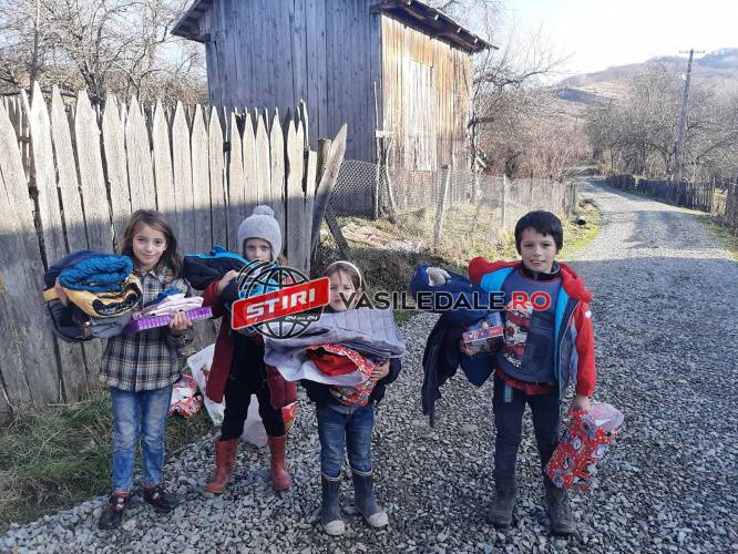 BUCURIE DE NEDESCRIS: Sindicaliștii de la SNPR Decus au adus zâmbete pentru șase copii ai unei familii nevoiașe din Vişeu de Sus (FOTO)