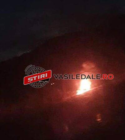 FOTO: O maşină arde ca o torţă la intrarea în Rozavlea