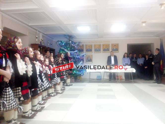 ÎN PRAG DE SĂRBĂTORI: Colindătorii din Onceşti au ajuns la IPJ Maramureş