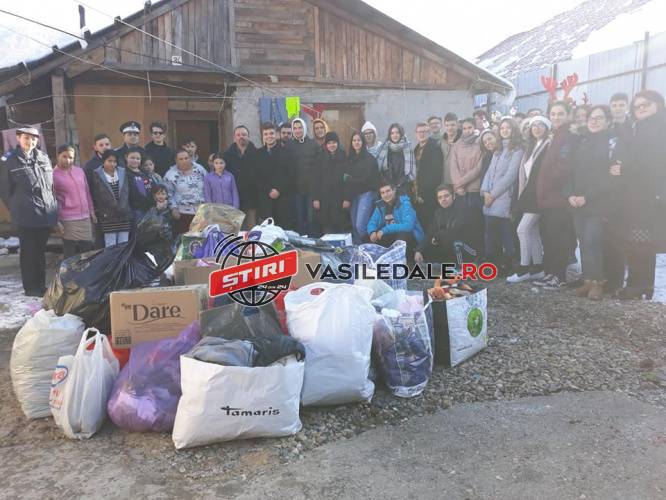 VINE MOŞ NICOLAE: Jandarmii maramureşeni, cu daruri la o familie cu 14 copii din Ferneziu (FOTO)