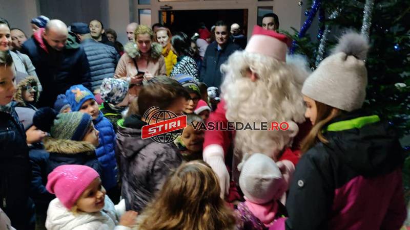 FOTO: Moş Crăciun împarte cadouri copiilor din Casa de tip familial nr. 2 Baia Mare, dar şi copiilor cadrelor Jandarmeriei Maramureş