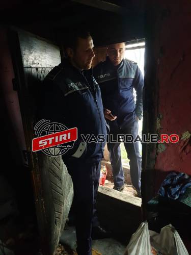 TRADIŢIA FAPTELOR BUNE: Poliţiştii din Ocna Şugatag, cu daruri la o familie nevoiaşă