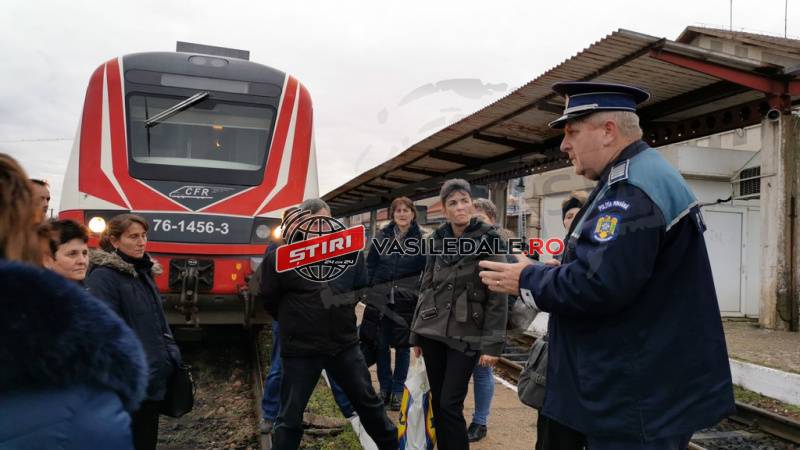 GARA SATU MARE: Tren oprit de navetişti protestatari. Motivul: anularea trenului Regio Satu Mare – Baia Mare (FOTO, VIDEO)