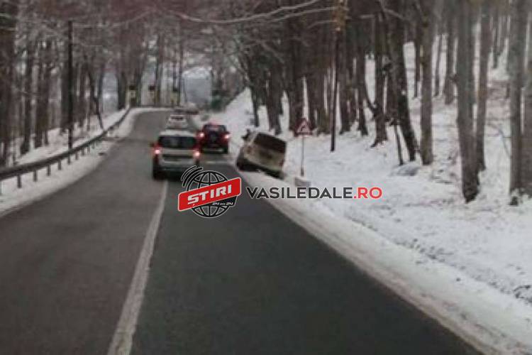 DIN CAUZA POLEIULUI / ACTUALIZARE: Mai multe mașini ajunse în șanț pe dealul Hera. Administratorul de drum, sancţionat (FOTO/VIDEO)