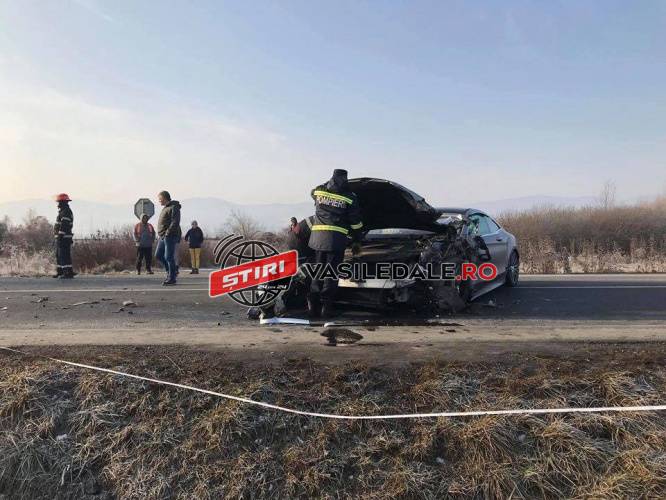 GALERIE FOTO / VIDEO: Impact violent între un Mercedes de 150.000 de euro și o mașină de teren (ACTUALIZARE)