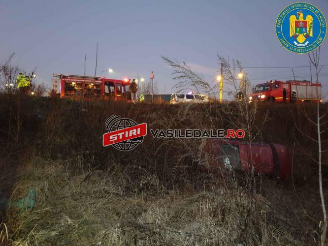 FOTO: Două fete s-au răsturnat cu mașina şi au ajuns într-o groapă, în centrul Sătmarului