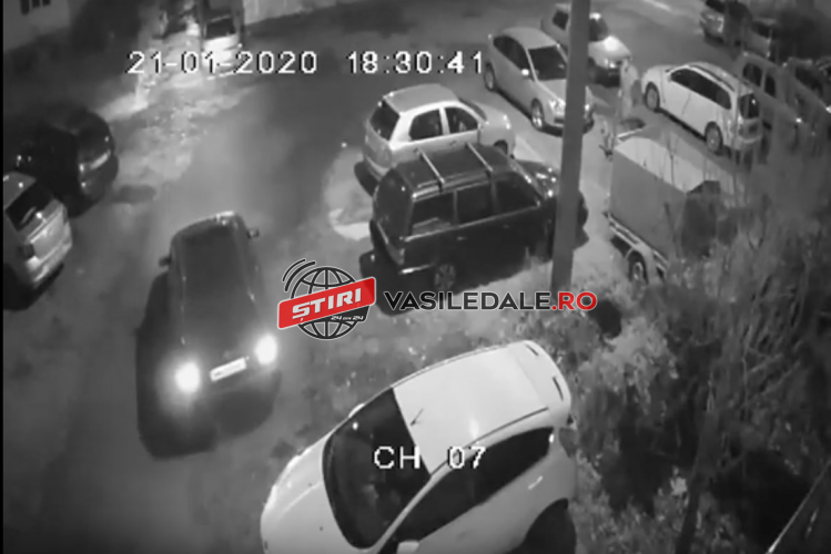 IMAGINI CAMERĂ DE SUPRAVEGHERE: A lovit o mașină parcată, apoi a fugit de la fața locului