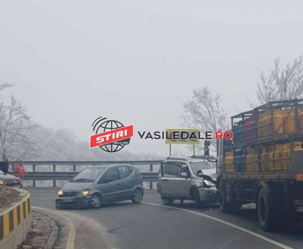 FOTO: Accident în Pasul Gutâi, din cauza poleiului, cu trei autovehicule implicate