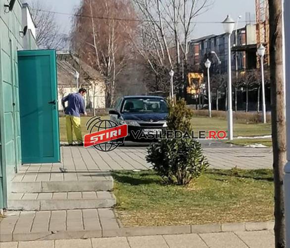FOTO: BIZONI DE BAIA MARE – Un băimărean și-a spălat mașina în Parcul Central, cu apă trasă din WC-urile parcului
