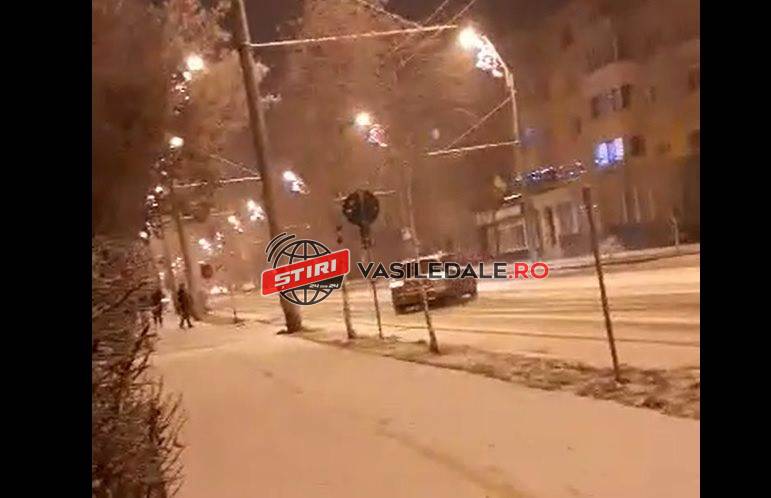 EXCLUSIV FOTO/VIDEO: A venit iarna au ieșit gibonii pe șosele. Drifturi pe strada Grănicerilor din Baia Mare