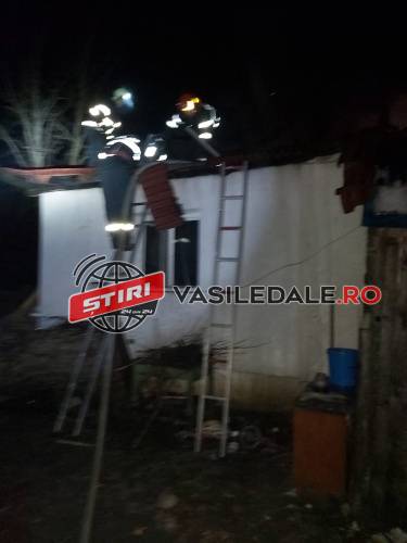 INCENDIU ÎN BAIA MARE: Acoperişul unei case de pe strada Turnătorilor a luat foc (GALERIE FOTO)