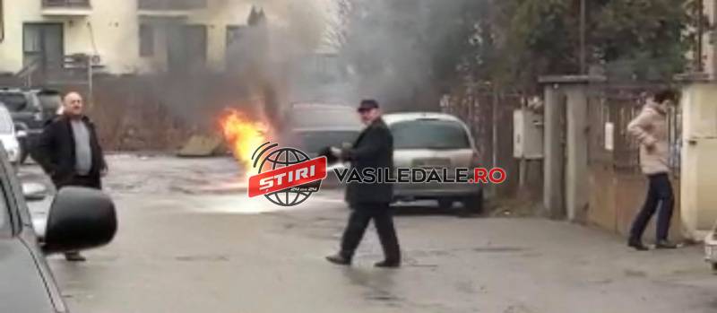 FOTO/VIDEO – O mașină a ars ca o torță lângă sediul Poliției Rutiere Baia Mare. Proprietarul a avut accident